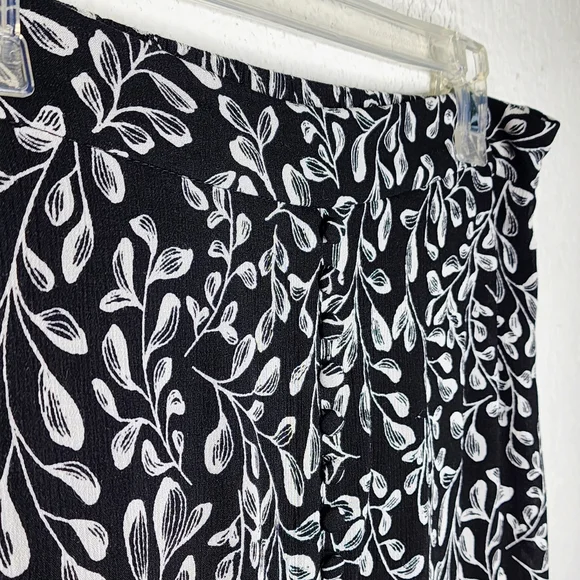 J. Jill Black and White Midi Skirt, A Line Sz XS Floral w Elastic Waist and Slit - Picture 4 of 13